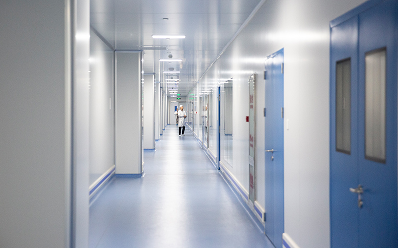 How to Choose the Right Cleanroom Door for GMP Pharmaceutical？