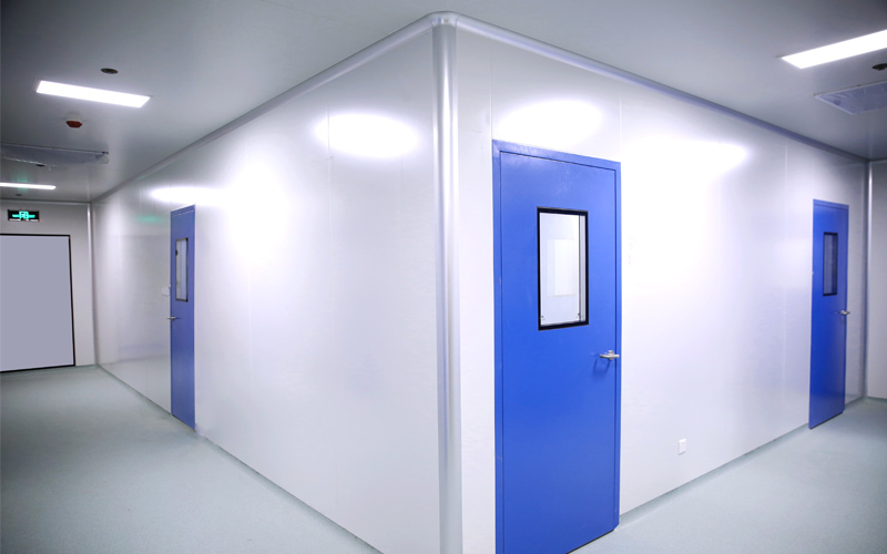 cleanroom door with higher flatness and a more beautiful appearance